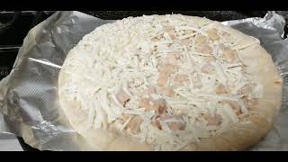 Review of Aldi's Mama Cozzi's Buffalo Style Chicken Pizza with Cheese Stuffed Crust 5 ⭐⭐⭐⭐⭐