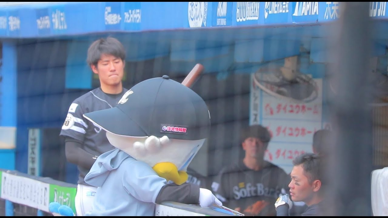 中村晃に誓約書を書かせ、上林とジャンケンするズーちゃん【2018年ホークス千葉最終戦】