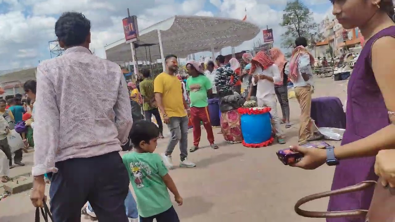 🥁 শিয়ালদা স্টেশনে ঢাকের বাজনা 😍 | Durga Puja Moments 2025 | 