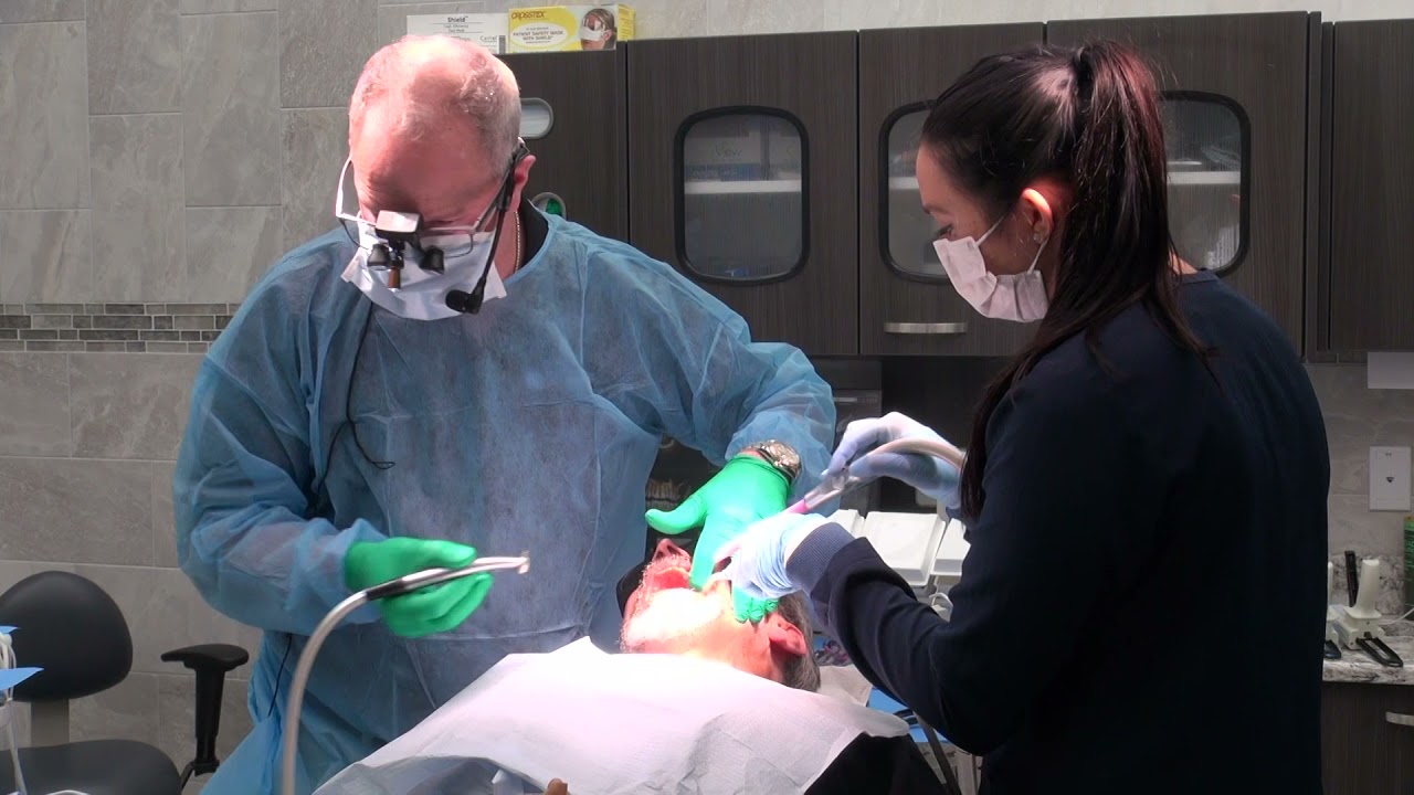 Доктор Шаткин заменяет два отсутствующих зуба мини-имплантатами