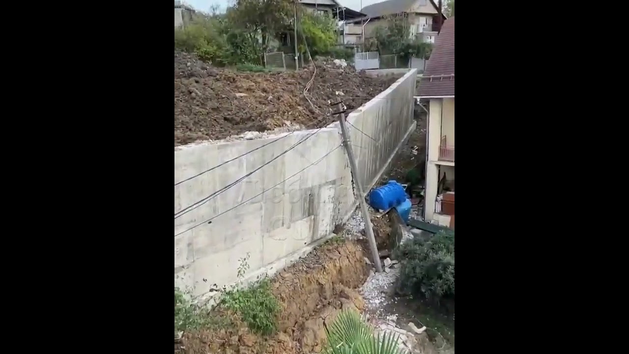 В Сочи треснула подпорная стена - YouTube