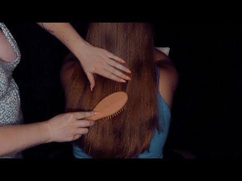 [ASMR] Je m'amuse avec les cheveux de ma petite soeur 😴