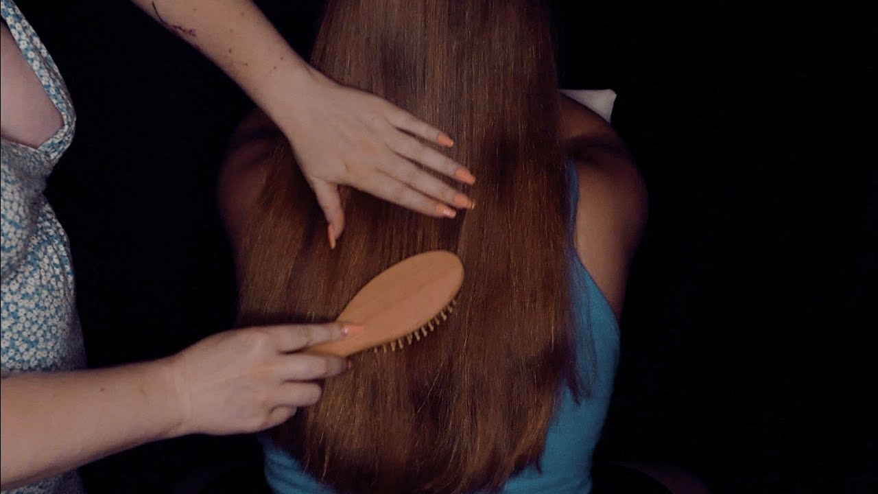 [ASMR] Je m'amuse avec les cheveux de ma petite soeur 😴