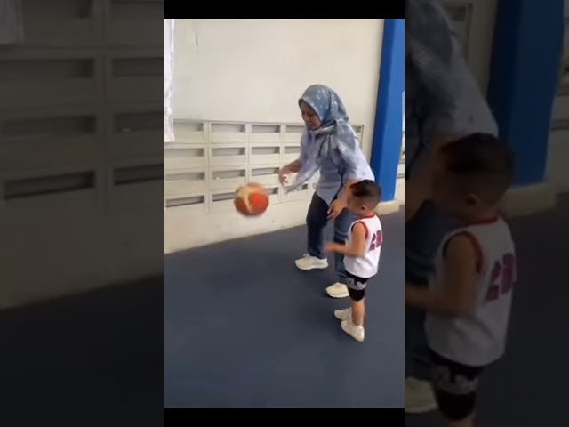 BIKIN GEMES!! RAFATHAR DAN CIPUNG MAIN BASKETBALL😍💞 class=