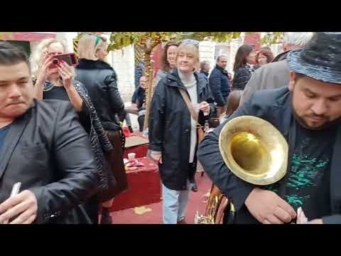 Kočani Orkestar svira na splitskoj Ribarnici