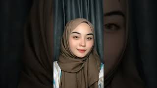 Gemes Liat Tindik Nya