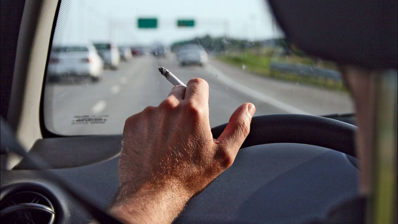 Можно курить в машине. Курение в машине. Водитель курит за рулем. С сигаретой за рулем. Мужчина курит в машине.