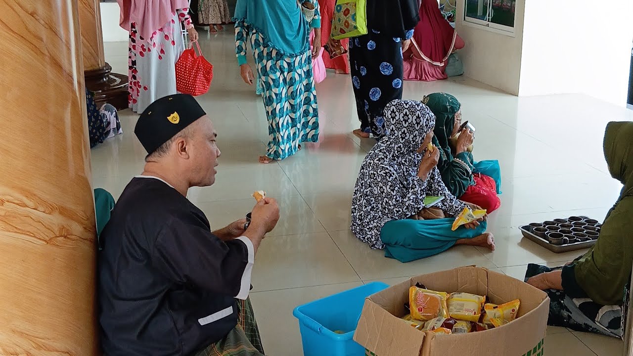 Live : PENGAJIAN AHAD DHUHA MASJIB BESAR BAITURROHIEM ROGOJAMPI