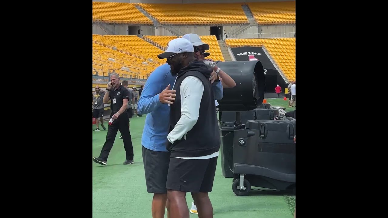 Steelers Football Ben Roethlisberger And Mike Tomlin Share A Hug 8 14 25