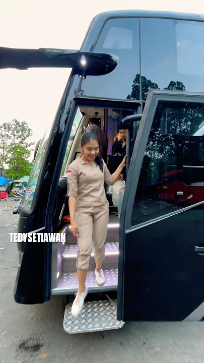 Bus terbaru dari po semeru jetbus 5 single glass dan pramugarinya cantik ya