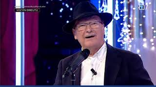 VICTOR CIMAVILLA- canta- RECIBE PREMIO PUERTA ASTURIAS-ROSA Mª LOBO