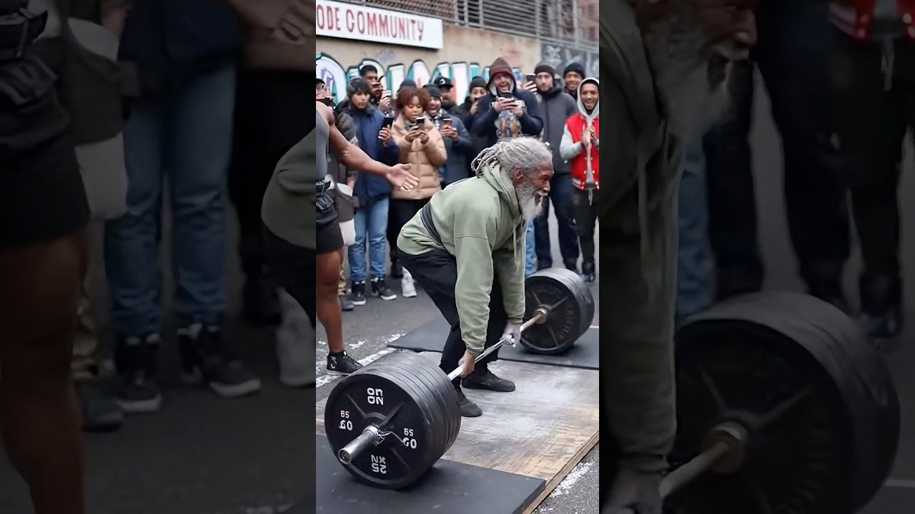 Послушайте, как толпа ВЗРЫВАЕТСЯ в знак поддержки дедушки!