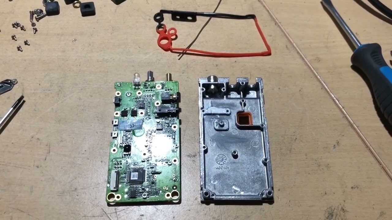 Visszatekintés az időben: Yaesu FT-60 és Wouxun KG-UVD1P.