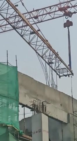 Tower crane got caught in the wire rope bars and survived the fall ...