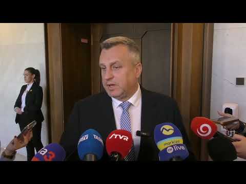 A. Danko predlož&iacute; uznesenie k vyjadreniam Magyara

Bratislava 29. apr&iacute;la (TASR) - Podpredseda N&aacute;rodnej rady (NR) SR Andrej Danko (SNS) avizuje, že na bud&uacute;ci t&yacute;ždeň predlož&iacute; do parlamentu uznesenie.

#Danko #predlož&iacute; #uznesenie #vyjadreniam #Magyara