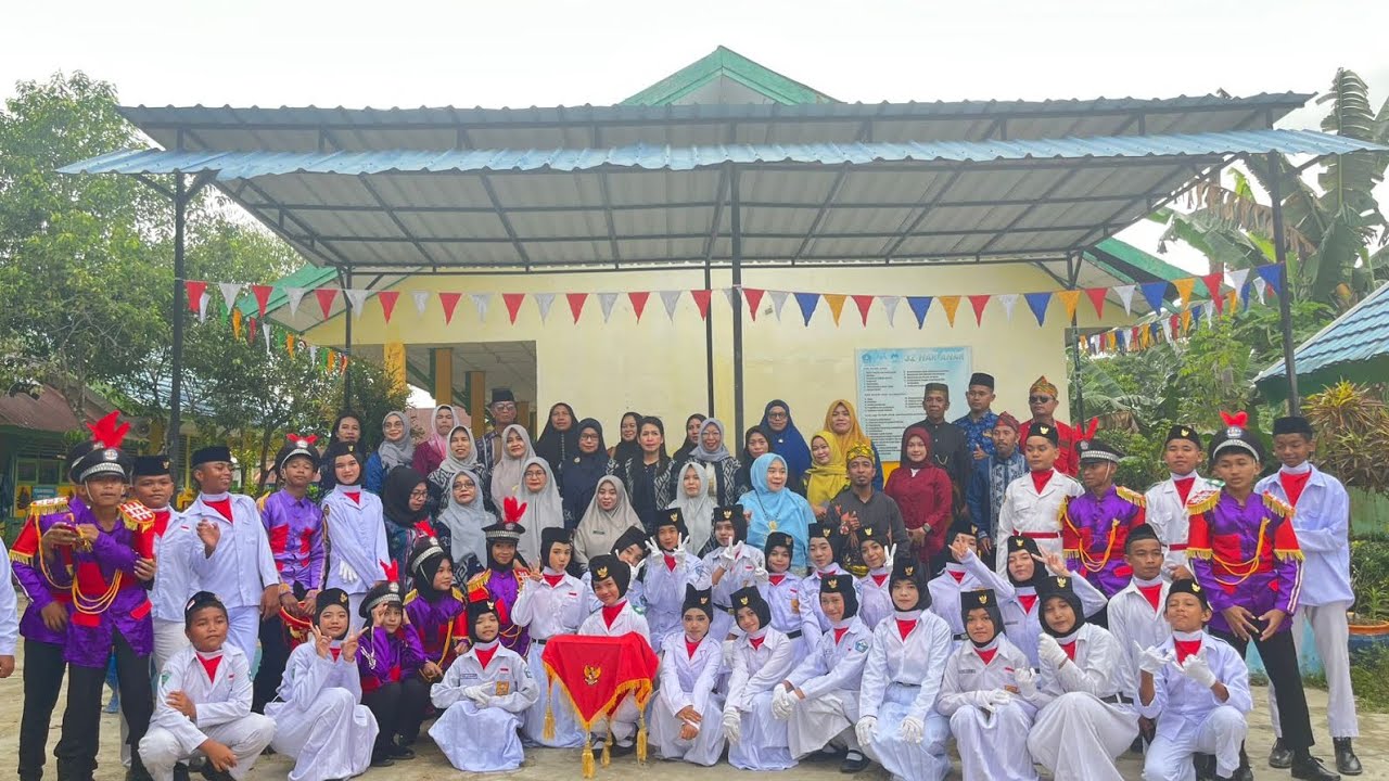 Pengibaran Sang Merah Putih dalam Upacara HUT RI Ke-80 Tahun 2025 Oleh Paskibra SMPN 15 Kendari