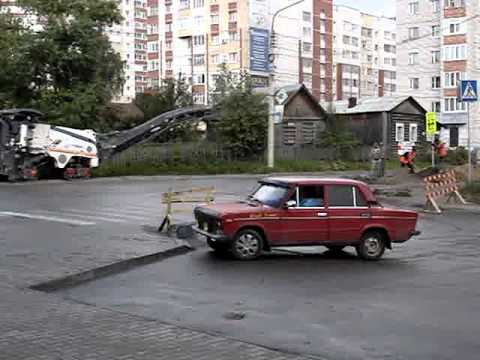 Машины едут по тротуару Машины едут по тротуару
