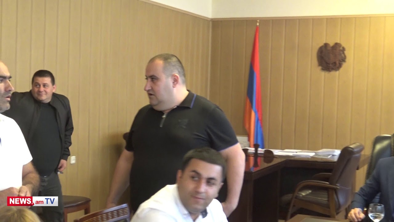 Դուք մարզպետի բաջանաղն եք չէ՞, որ մտածում էր՝ կովը ջերմոցում են պահում. գյուղապետը բորբոքվեց