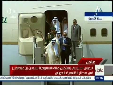 حارس العاهل السعودي يلقي بمنديل على أرض مطار القاهرة