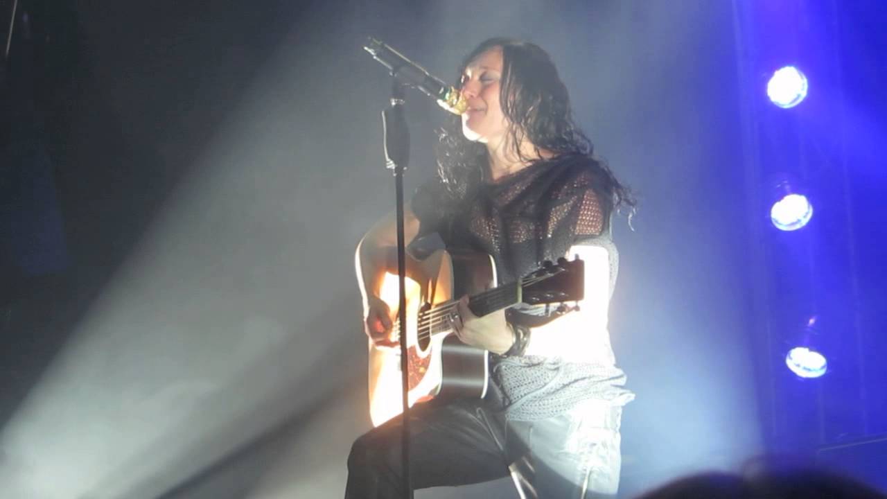 Мара новая песня. премьера на концерте - YouTube