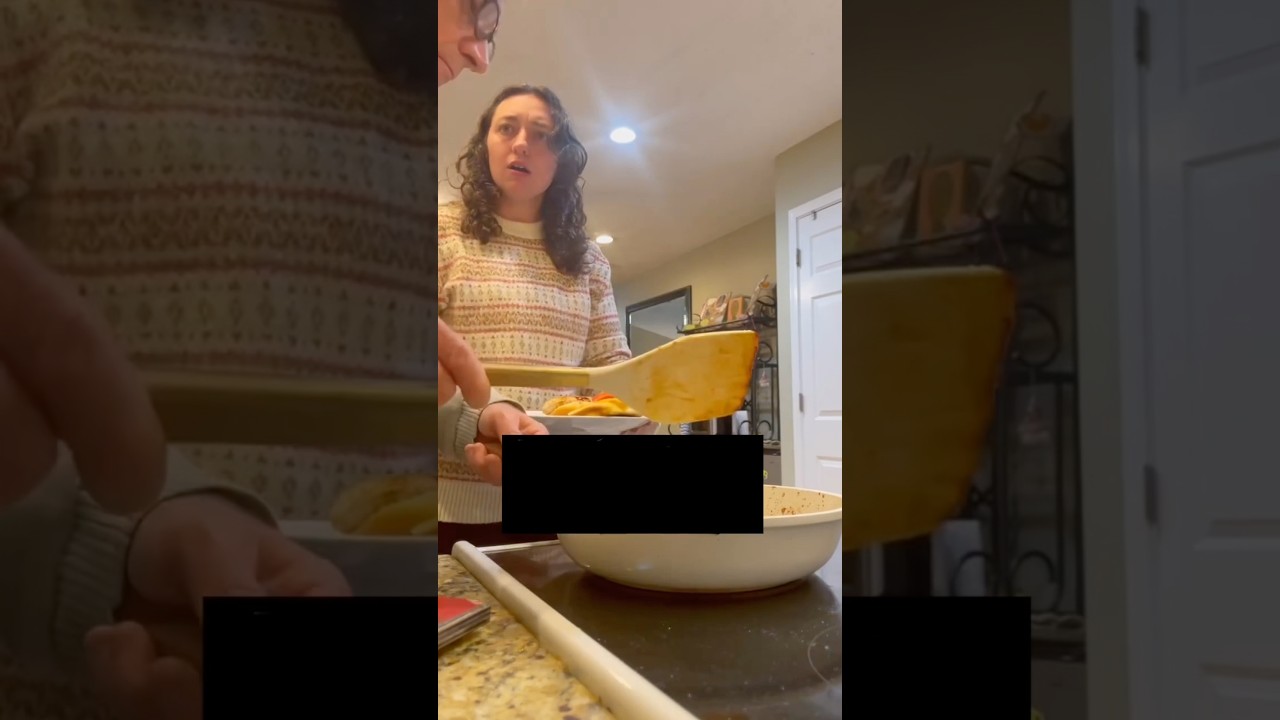 Папа агрессивно подает ужин.