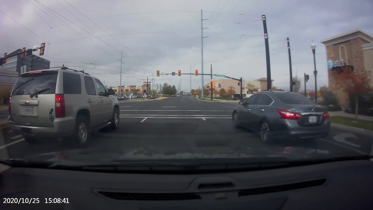 Red light runners and drivers blocking intersection - YouTube