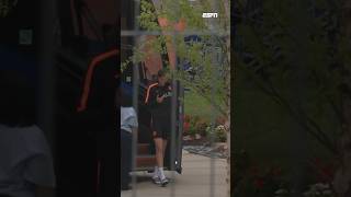 Kersvers FC Twente puolėjas Wout Weghorst kaip paskutinis išeina iš žaidėjų autobuso