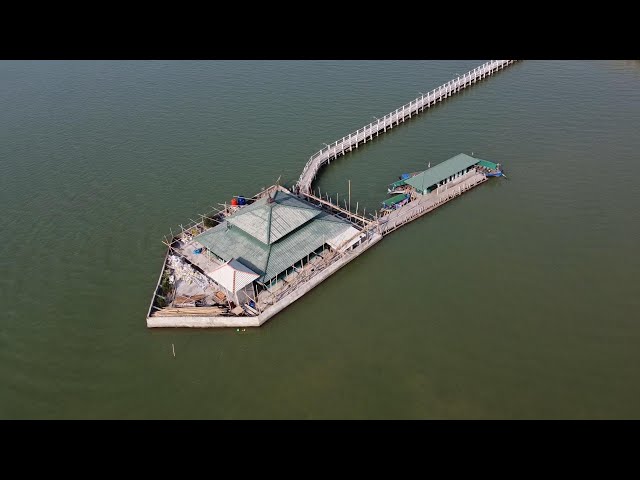 Makam Di Tengah Laut Syekh Mudzakir, Kok Bisa? class=