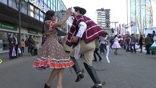 Cuecas en Temuco. Baile en la plaza. Video  HD. People dancing La Cueca,  the national dance