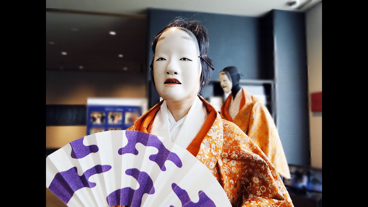 能面 小面　十六　伝統芸能　能舞台　25ケ406 金沢能面・能装束着装体験 a Japanese traditional entertainment 