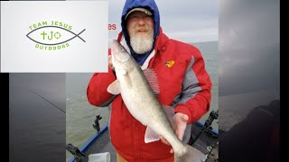 Last fishin trip of 2021 SMASHING Lake Erie Winter Walleye