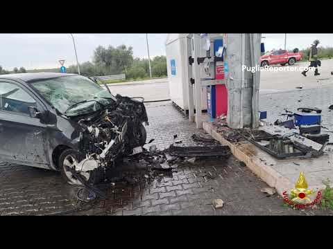 Video Puglia: auto si schianta contro un distributore di benzina, tragedia sfiorata sulla Ss16