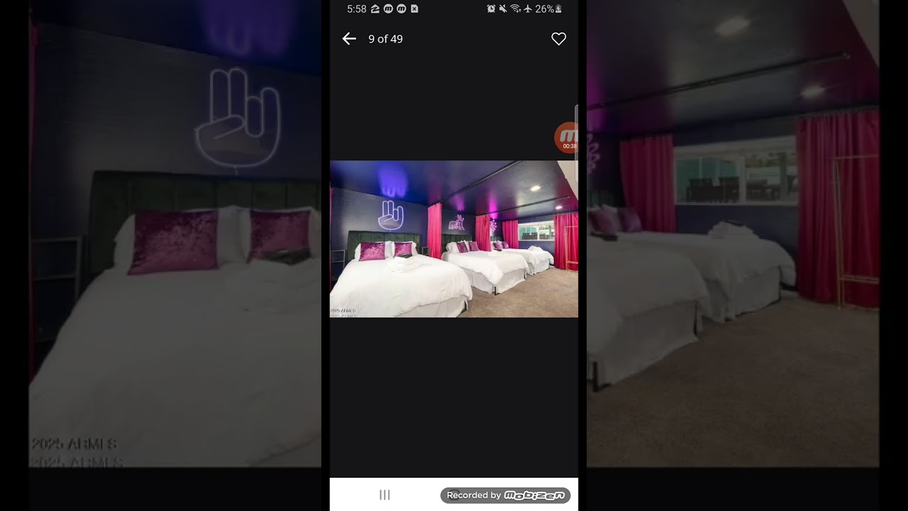 Дом для свингеров в Темпе, Аризона, с бассейном на заднем дворе и шестом для стриптиза