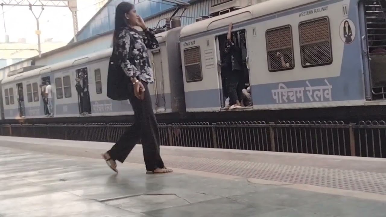 Local station Mumbai Borivali लोग मना करते रह गए लेकिन उसने नहीं सुना
