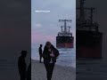 Сухогруз сел на мель и привлек туристов в России