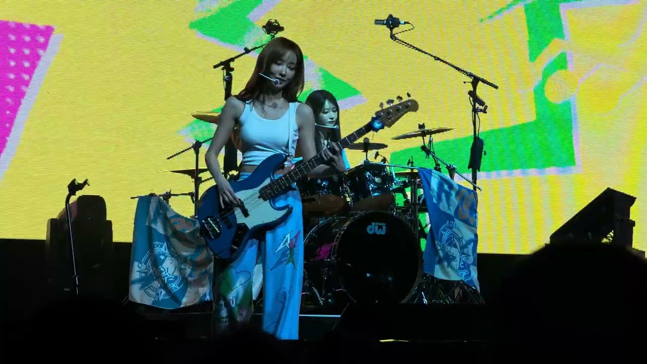 QWER Rockation in Singapore 260228 - Rebound, Free-Dumb