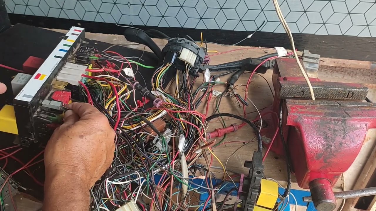 Mendonça - 1/2 funções de todos os fios atrás da cx de fusíveis do Santana, Gol, Parati, Saveiro