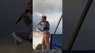 Pink Fan Throws Mother’s Ashes On Stage #shorts #short #pink #singer #live #fans
