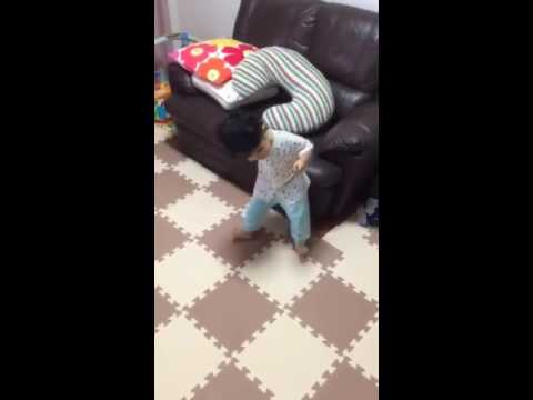 １歳8ヶ月で 踊る！