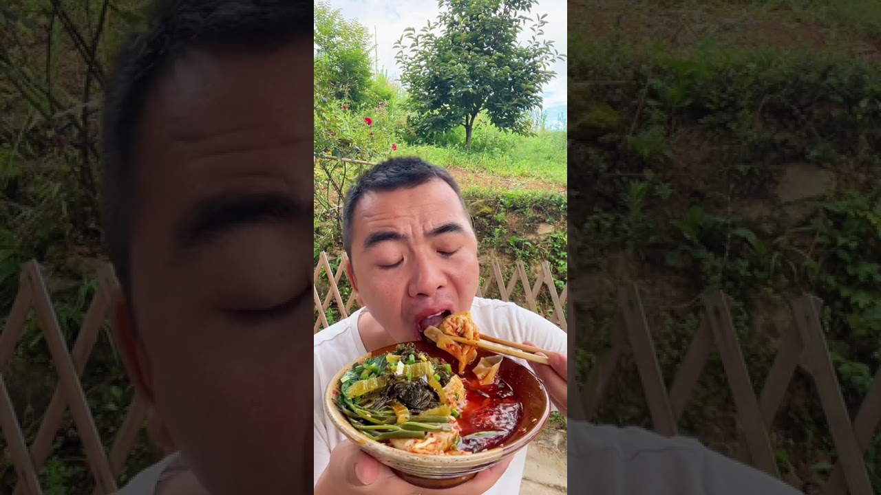 兄弟姐妹们 吃饭了哦 今天吃酸菜抄手 简简单单又是一餐#抖音美食推荐官 #美食 #普通的饭菜都是家的味道 @DOU+小助手