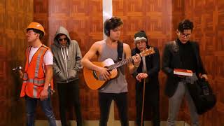 Liftda Tasodifan Ajoyib Qushiq