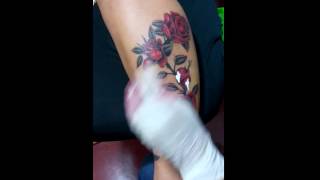 tatuagens de rosas na perna feminina