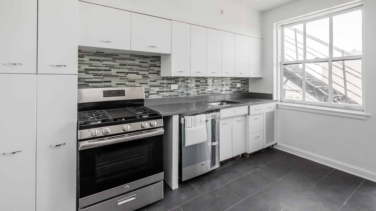 Tour a 3-bedroom, 3-bath apartment at 3000 North Sheridan in Lakeview