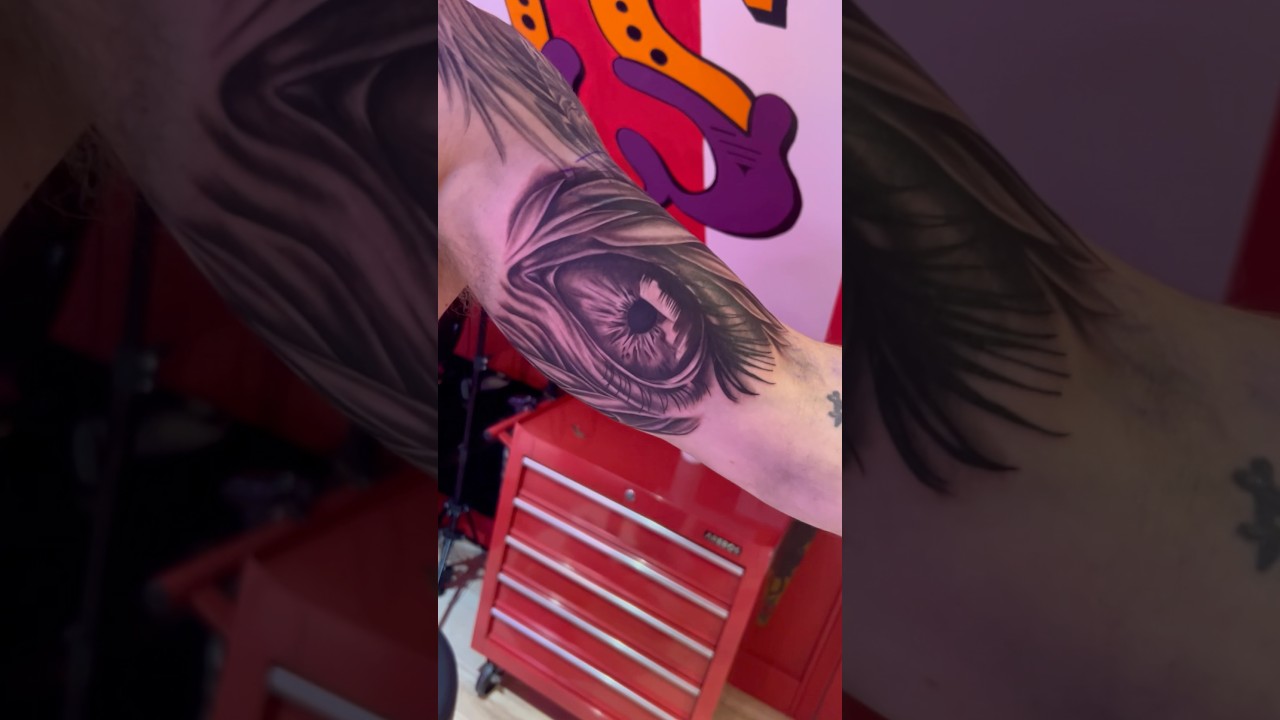 Eye on the bicep 💪 Join the Circus Tattoo Studio!
