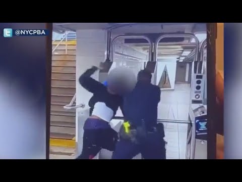 Teens accused of attacking NYPD officers at Manhattan station