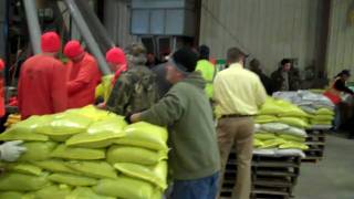 Jail Inmates Help Fill Sandbags