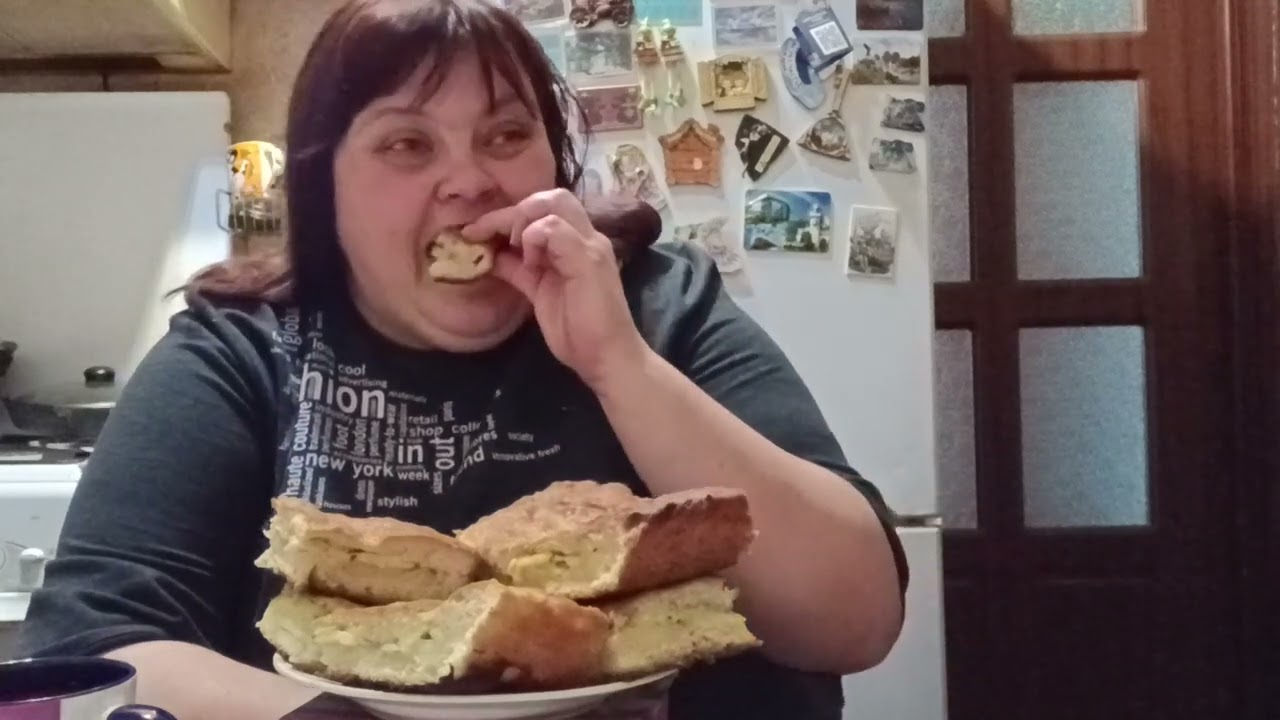 ем горячие пирожки очень вкусные