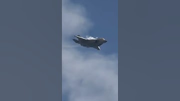 Super maneuverability of F-35B! Sliding tail and swooping down causing super high G