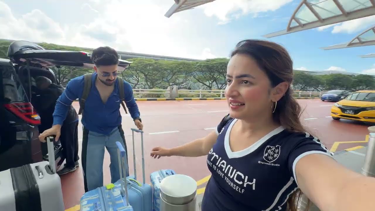 Airport Pe Sabhi Bags Kholne Pad Gaye || World's Best Airport || Changi Airport || Jyotika and Rajat