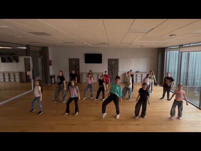 Bom Bom Bom - Brazilian Funk / Merengue - 3 kl. Balsių pr.m.  - Zumba Kids  - Madance.lt
Šoka 3 kl. Balsių prad.m. vaika